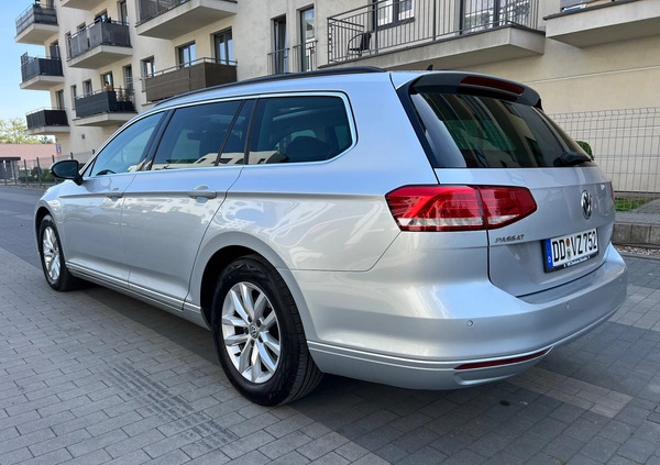 Volkswagen Passat cena 54500 przebieg: 199369, rok produkcji 2015 z Warka małe 742